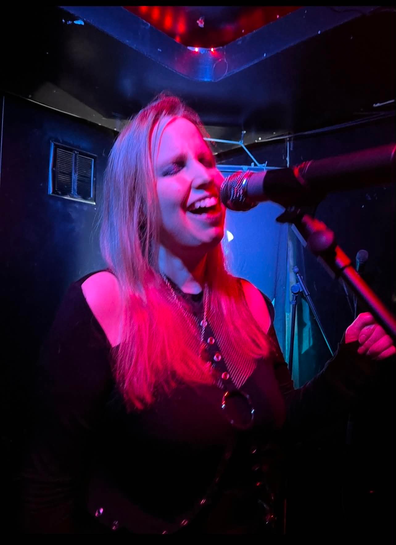 Debbi Lisa – Featured Artist